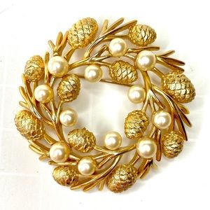 Vintage Crown Trifari Faux Pearl & Brushed Goldtone Brooch Leaves Leaf Pinecones